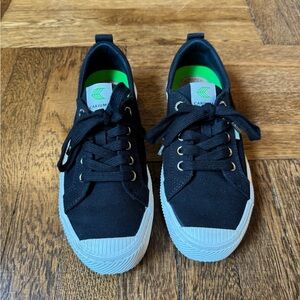 Cariuma Women’s Canvas Black Sneakers